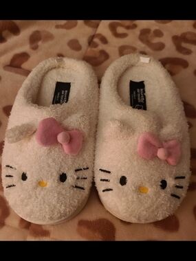 H&M Cream Plush Kitty Slippers with Pink Bows